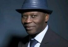 Eugene Ebode rend sa Médaille obtenue en 2016 à l’Etat du Cameroun.