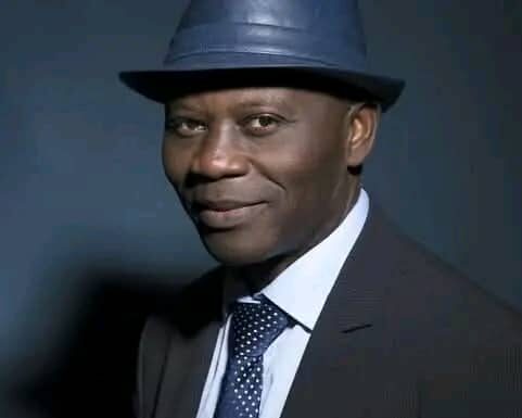 Eugene Ebode rend sa Médaille obtenue en 2016 à l’Etat du Cameroun.