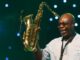 Manu Dibango, l’homme au saxo :Ma main tremble au moment d’รฉcrire ces trois mots qui tiennent du surrรฉalisme : Manu est mort !