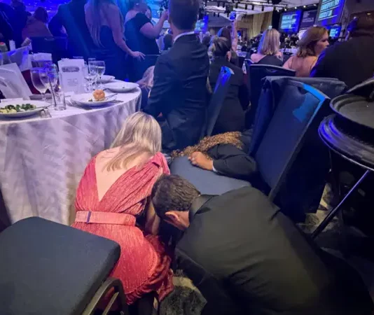 TENTATIVE D’ASSASSINAT AU DÎNER DES CORRESPONDANTS : Donald Trump évacué, un suspect arrêté