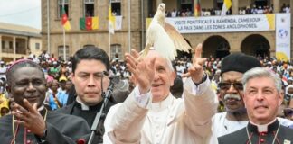 À Bamenda : le Pape Léon XIV se fait l’apôtre d’une paix « incarnée »