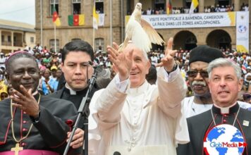 À Bamenda : le Pape Léon XIV se fait l’apôtre d’une paix « incarnée »