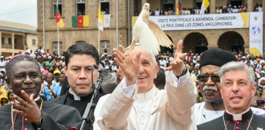 À Bamenda : le Pape Léon XIV se fait l’apôtre d’une paix « incarnée »