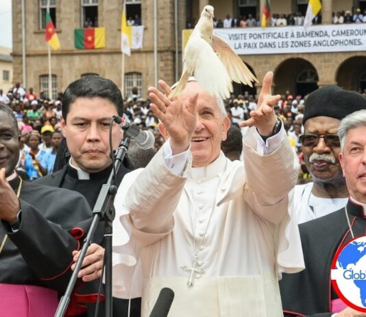 À Bamenda : le Pape Léon XIV se fait l’apôtre d’une paix « incarnée »