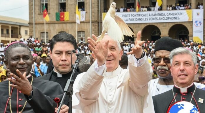 À Bamenda : le Pape Léon XIV se fait l’apôtre d’une paix « incarnée »