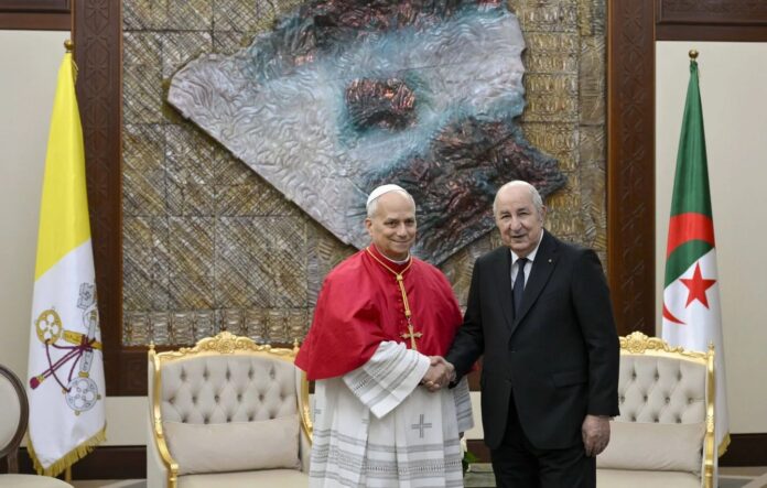 Le pape Léon XIV lors d'une visite au président algérien Abdelmadjid Tebboune
