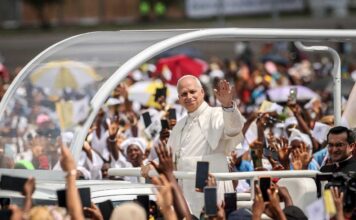 Visite historique à Douala : Le Pape Léon XIV insuffle un vent d’espoir à la jeunesse camerounaise