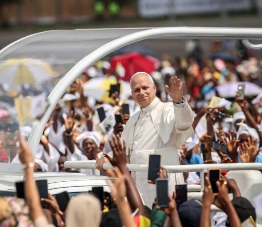 Visite historique à Douala : Le Pape Léon XIV insuffle un vent d’espoir à la jeunesse camerounaise