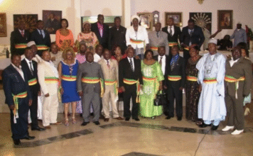 Cameroun : Décentralisation sous tutelle, Dans les normes, la décentralisation doit être exercée par la base. Mais, le modèle camerounais consacre plutôt une décentralisation administrée par le sommet.