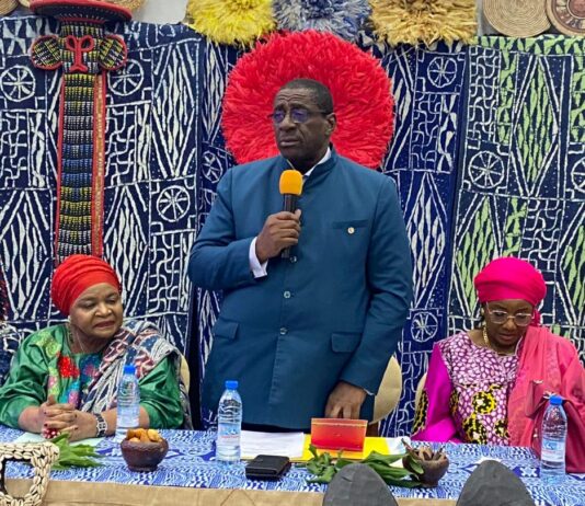 Lutte contre le tribalisme : Roger Mbassa Ndinè et les élites de l’Ouest scellent le pacte du « vivre-ensemble »