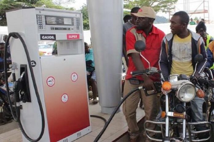 0606-14631-carburants-pourquoi-les-prix-a-la-pompe-ne-baissent-pas-au-cameroun-malgre-la-chute-des-cours-mondiaux_L