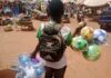Vacances utiles ou enfance sacrifiée ? Quand les rues de Douala deviennent les manuels scolaires des élèves