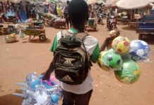 Vacances utiles ou enfance sacrifiée ? Quand les rues de Douala deviennent les manuels scolaires des élèves