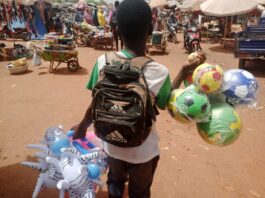 Vacances utiles ou enfance sacrifiée ? Quand les rues de Douala deviennent les manuels scolaires des élèves