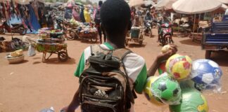 Vacances utiles ou enfance sacrifiée ? Quand les rues de Douala deviennent les manuels scolaires des élèves