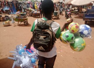 Vacances utiles ou enfance sacrifiée ? Quand les rues de Douala deviennent les manuels scolaires des élèves