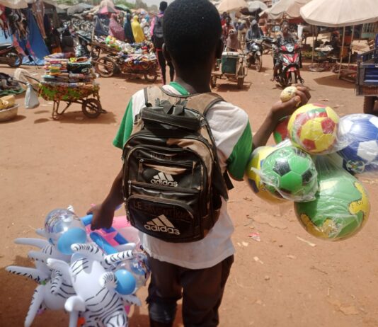 Vacances utiles ou enfance sacrifiée ? Quand les rues de Douala deviennent les manuels scolaires des élèves