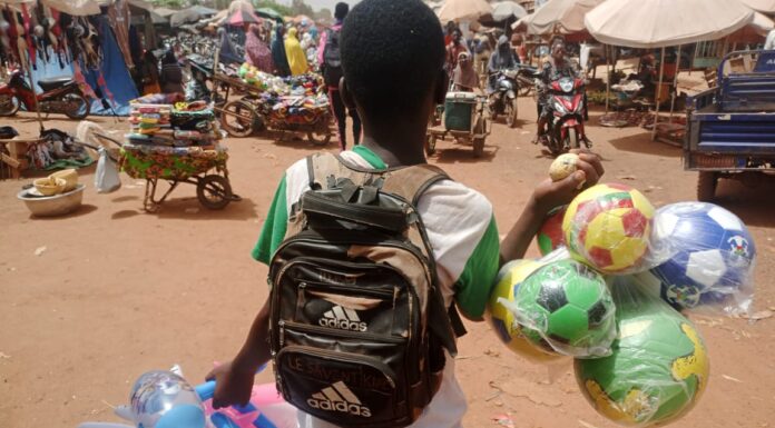 Vacances utiles ou enfance sacrifiée ? Quand les rues de Douala deviennent les manuels scolaires des élèves