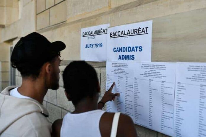Cote-dIvoire-apres-avoir-echoue-6-fois-au-BAC-il-le-decroche-finalement-avec-une-note-de.-photo