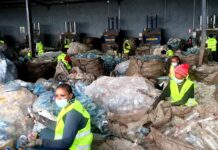 Plastique : À Douala, une bouteille usagée peut encore avoir de la valeur