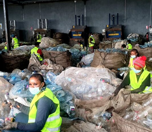 Plastique : À Douala, une bouteille usagée peut encore avoir de la valeur