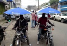 Saison des pluies : La période de gloire des « mototaxis à parapluie »