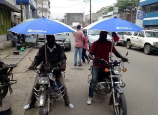 Saison des pluies : La période de gloire des « mototaxis à parapluie »
