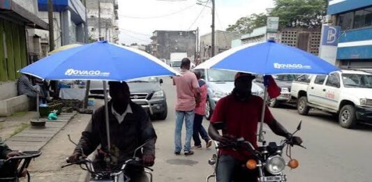 Saison des pluies : La période de gloire des « mototaxis à parapluie »